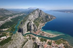 „Zagrli me more“ u Omišu: Kad se spoje note 60 glazbenika i velika podrška hrabrim ženama