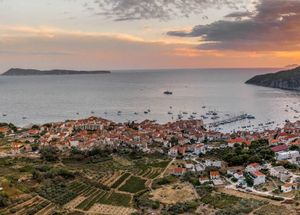 BIŠEVO Izložba fotografija "Između mora i vremena"