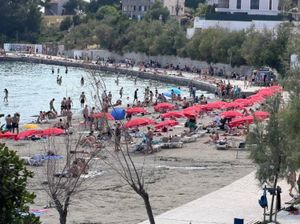 Reklamni suncobrani na Bačvicama još "koju godinu"