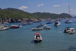 NAJEZDA GLISERA Kupači na Lopudu u borbi s drskim voditeljima brodica: "Dolaze sve do plaže"