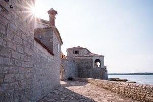 U petak djelomice sunčano i vrlo toplo, na Jadranu lokalno jaka bura s olujnim udarima