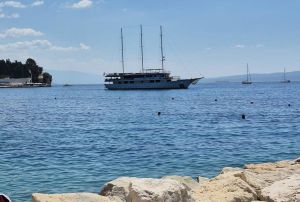 Smiju li se turistički brodovi sidriti blizu plaža? Evo primjera iz Splita...