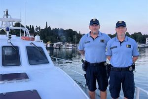 JUNACI IZ ISTRE  Policajci spasili Slovence koje su iscrpljeni plutali morem