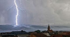 Snimljena munja koja je izazvala požar na Čiovu, stanje na terenu bolje zbog iznenadne jake kiše!