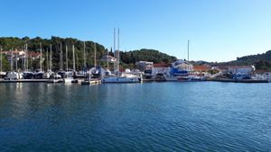 ČETIRI PONUDE ZA MARINU VELI IŽ: U utrci lokalni poduzetnici, stranci i bivši nogometaš, no pravne zapreke i dalje vise u zraku