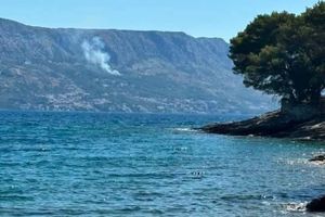 Ugašen požar kod Omiša, onaj na Dugom otoku pod nadzorom!