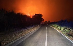DRAMATIČNA NOĆ NA KORČULI Požar kod Blata i dalje prijeti: Žurne službe na terenu, stigao i ministar čija je imovina na otoku