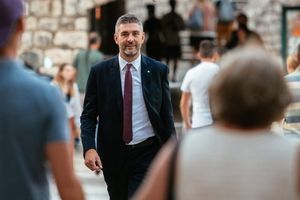 Dubrovački gradonačelnik pod  24 - satnom policijskom zaštitom:  "Ugrozio zaradu investitorima koji bi kopali po staroj gradskoj jezgri?"