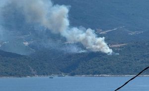 POŽAR NA BRAČU Buktinja iznad uvale Konopljikova, vatrogasci i zračne snage u borbi s vatrenom stihijom