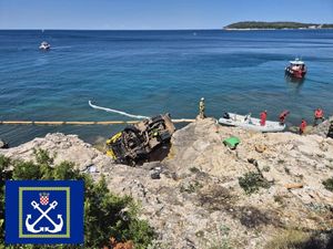 PULA Traje sanacija nakon pada kamiona u more: "Došlo je do onečišćenja mora"