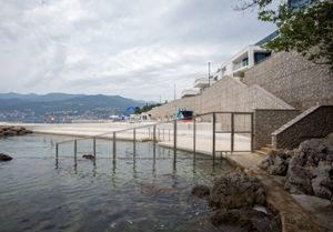 Profesor Igor Legaz prijavio inspekciji resort Hilton Costabella iz Rijeke i sve detaljno obrazložio: "Ograda od 7 metara u moru i zavarena vrata"