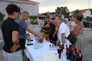Prve velike gužve napunile otok Vir: Domaći pršut se rezao uživo, pile se nagrađivane kapljice, a trg je disao u ritmu grupe Ljubav