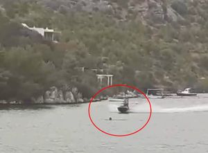 VIDEO: „VEĆ VIDIM, UBIT ĆE GA!” Uznemirujuća snimka s Brača - Jet ski jurnuo na kupača!