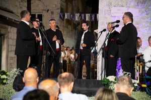 Omiški festival ugostio Tajči i legendarnu klapu Trogir