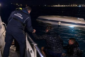 Spašena posada prevrnute jedrilice u trogirskom akvatoriju