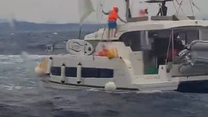 VELIKA AKCIJA KOD ŠOLTE: Brodovi, zrakoplov i helikopter u utrci s vremenom - Traži se nestali skiper s ovog katamarana!