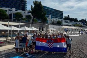 ISKRCALI SE IZ BRODICE Miletić opet prerezao lokot na plaži: "Desant na Costabellu"