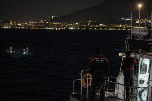 PANIKA KOD PODSTRANE Pomorska policija i lučka kapetanija u mraku spašavali troje ljudi na daskama!