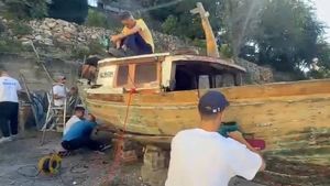 TRADICIJA U RUKAMA MLADIH Riječki srednjoškolci kroz ljetnu praksu vraćaju sjaj drvenim barkama