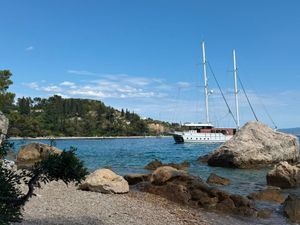 SPLIT Turisti u panici: "Ovaj jedrenjak stoji nekoliko metara od obale i diže dron iznad nudističke plaže"