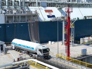 LNG Hrvatska ostvarila važan jubilej: U Omišlju uspješno obavljen 600. pretovar ukapljenog prirodnog plina u kamione