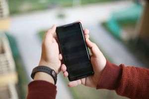 Može li hrvatska škola preživjeti bez mobitela? Stručnjaci na Visu tražili odgovor na goruće pitanje