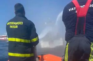 JOŠ JEDAN BROD U PLAMENU! Zapalio se kod Rta Pelegrin, vatrogasci spriječili veću tragediju