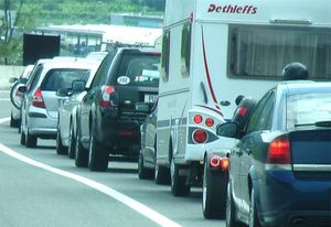 Kilometarski zastoji i zatvaranja tunela na autocestama, pred Svetim Rokom kolona 3 km, na Bajakovu čak 9 kilometara!