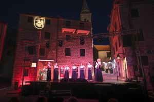 Jelsa od versa 2026. – deset godina čarolije klapske pisme na jelšanskoj Pjaci