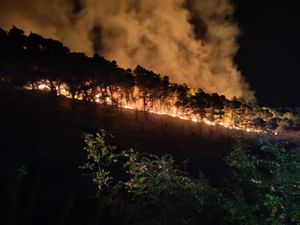 POŽAR U PUČIŠĆIMA Traje bitka s vatrenom stihijom na Braču: "Vjetar ne pomaže gašenju"