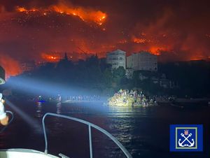 ŠOKANTNO U bijegu pred vatrenom stihijom gotovo 200 ljudi noćas je spašeno iz mora: "S djecom se penjali na plovila i skakali u more"
