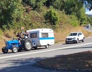 ZAGRIJALI SRCA Austrijanci na  more krenuli traktorom: "Njima se stvarno ne žuri"
