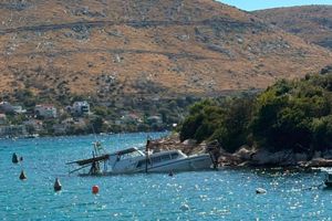 GREBAŠTICA Ovaj brod ovako stoji mjesecima i čeka ekološku katastrofu, a čitateljica tvrdi: "Svi mi kažu - nismo nadležni"
