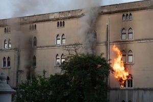 POŽAR U PULI Devet vatrogasaca u borbi s plamenom