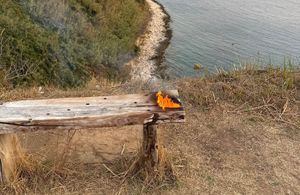 KORAK DO KATASTROFE NA SUSKU: Zbog nepromišljeno odbačenog opuška zamalo buknuo požar na otoku: "Ne budite ovakvi idioti!"