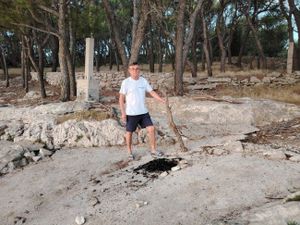 Ugasio vatru kraj borove šume na Prviću, u odmaralištu boravilo oko 120 ljudi!