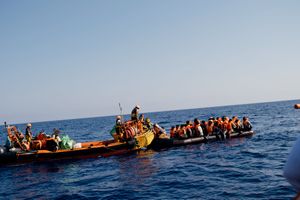 S pretrpanog broda spašeno više od 300 ljudi, od toga 40 djece