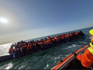 REKORD Čak 230 ljudi prešlo La Manche u malenoj brodici