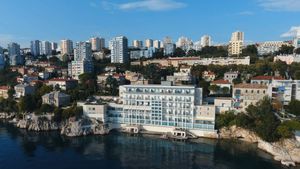 DVOJICA MALOLJETNIKA OZLIJEĐENA U RIJECI: Urušio se balkon napuštenog objekta kod hotela Jadran