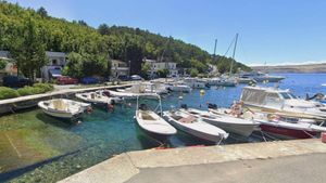 Drama na plaži u Jadranovu: Muškarac s kuhinjskim nožem među kupačima šokirao prisutne i prerezao konop plovila