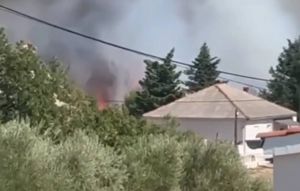 Veliki požar kod Jovića u zaleđu Zadra: Vatrogasci i zračne snage obranili kuće, situacija je pod kontrolom