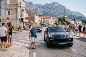 SARAJLIJA ZGROŽEN KRAJNJOSTIMA U MAKARSKOJ: "Ja sam bježao u poderanim farmerkama, a ukrajinski tajkuni divljaju u Poršeima dok im domovina gori!"