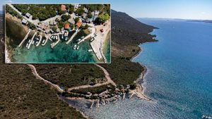 U mjesto od 478 stanovnika bez vode guraju 3.200 turističkih kreveta i 400 vezova? Alarm na Ugljanu: „Tražimo odgovore prije nego što nam unište uvalu!“