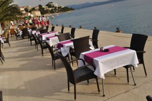 Ultra last-minute i popusti do 30% obilježavaju kolovoz, ali prazni stolovi u restoranima šalju ozbiljno upozorenje