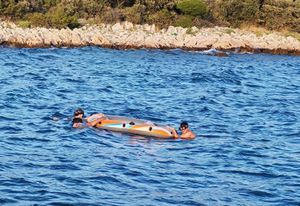 DRAMA NA PAGU Vjetar ih otpuhao s plaže, tri života spašena u zadnji čas, kod Novalje pronađeno tijelo Talijana