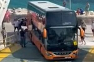 Autobus pun poljskih srednjoškolaca zapeo na trajektu za Korčulu: "Putnici ga tresli i gurali"