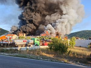 VIDEO: BUKTINJA PROGUTALA DVA HEKTARA Pogledajte dramatičnu borbu vatrogasaca s požarom na odlagalištu otpada u Labinu Dalmatinskom