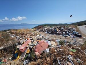 DIVLJE ODLAGALIŠTE Nekada su u Trpnju na Pelješcu ovdje sadili masline. Danas bacaju smeće!