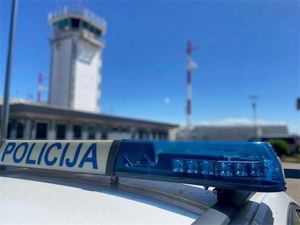 Drama u splitskoj zračnoj luci: Prilikom slijetanja zrakoplova iz Madrida pukla guma, pista privremeno zatvorena