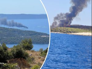 POŽARI U DALMACIJI Gori na Paklinskim otocima, kod Čiova planuo brod! Gust dim širi se prema Kaštelima
